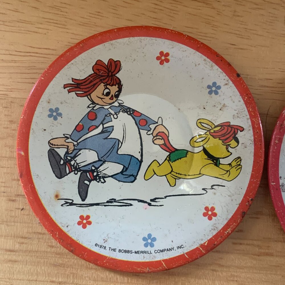 TOYS - 2 Vintage TIN LITHO 1978 Bobb Merrill RAGGEDY ANN play tea set plates - Picture 3 of 5